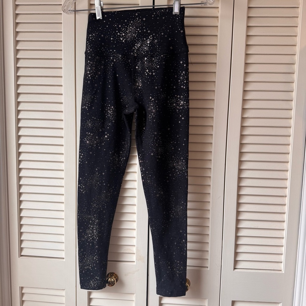 Beyond yoga // black, gold cosmos print leggings size small feb1